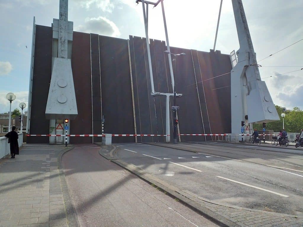 Nieuwe slijtlaag op de Rotterdamse Mathenesserbrug