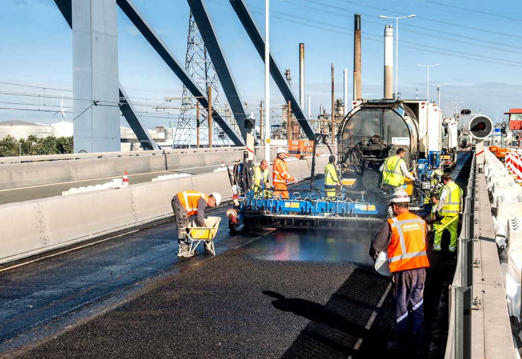 Gietasfalt aanbrengen Suurhoffbrug A15