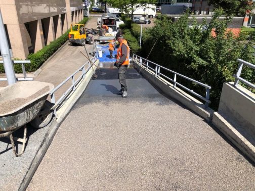 Nieuwe slijtlaag op hellingbaan en parkeerdek aan de Karspeldreef, Amsterdam